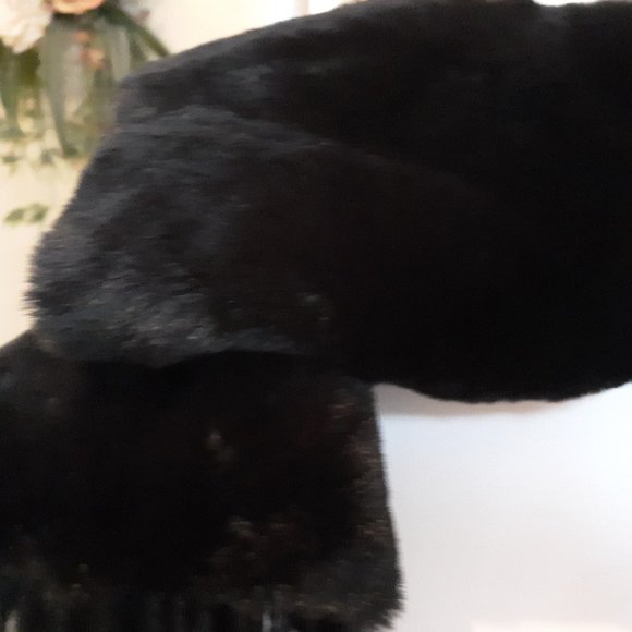 Cute 2 in 1 Scarf Black w/ Faux Fur EUC - Picture 6 of 14